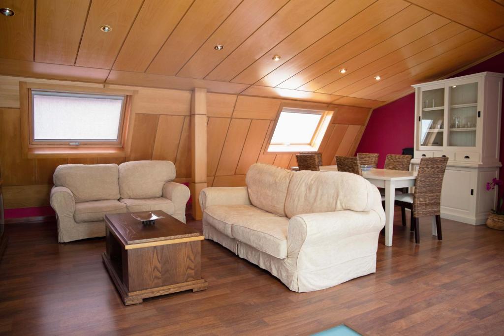 ein Wohnzimmer mit zwei Stühlen und einem Tisch in der Unterkunft Apartamento en Ribeira in Ribeira