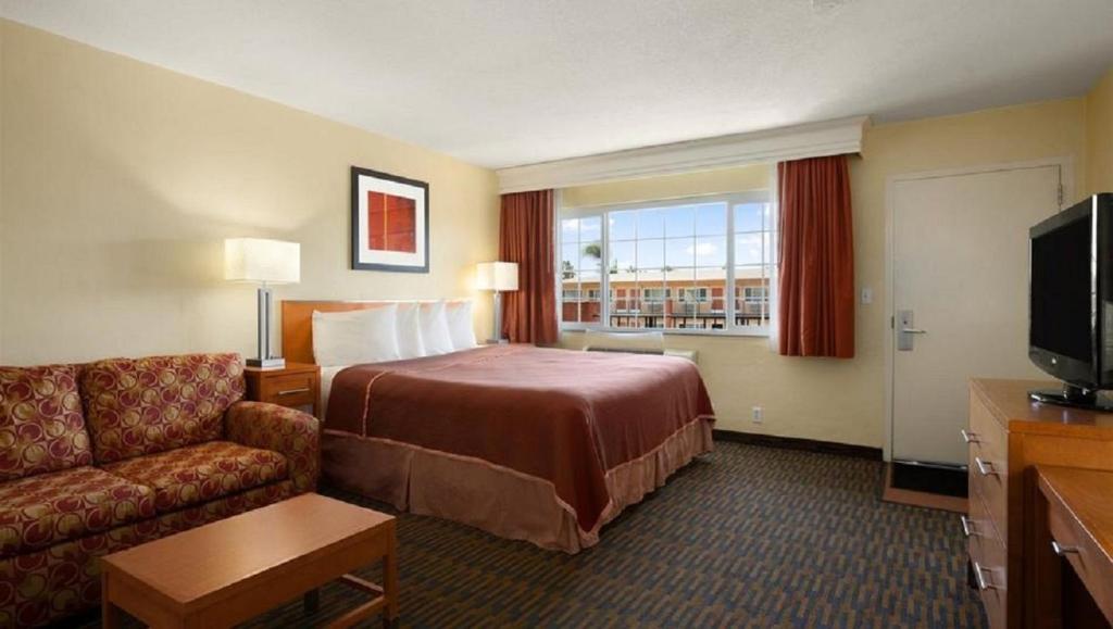 Howard Johnson by Wyndham San Diego Sea World - King Room - Non-Smoking