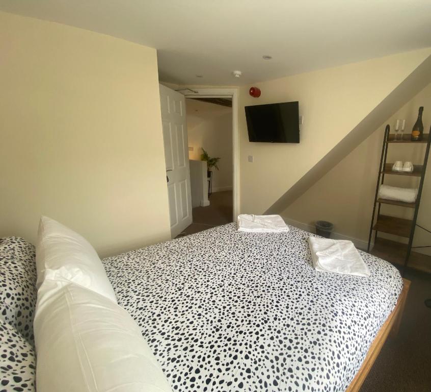 una camera con letto decorato in bianco e nero di Prince of wales accommodation a Llangollen