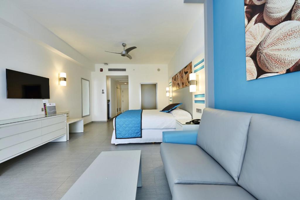 Una televisión o centro de entretenimiento en Riu Dunamar - All Inclusive