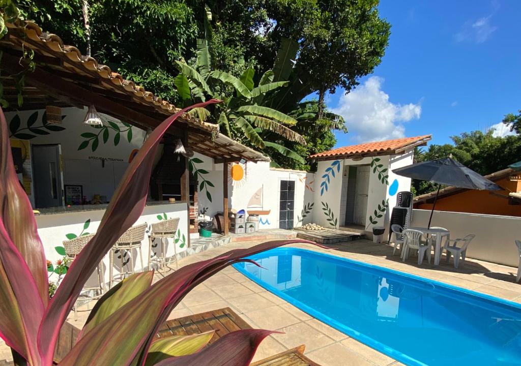 uma villa com uma piscina e uma casa em Pousada Alto da Praia em Arraial d'Ajuda