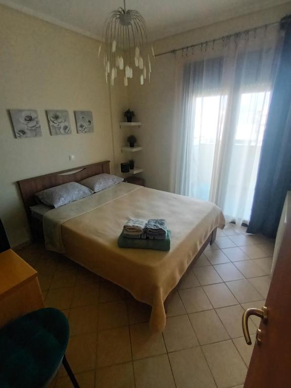 Un dormitorio con una cama grande y una lámpara de araña. en Sunny penthouse, en Tesalónica