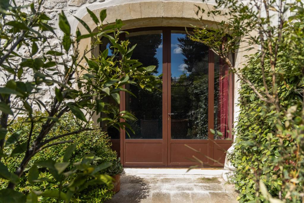 - une entrée pour une maison avec une porte en bois dans l'établissement Mas d'Hélène, charme en Provence, à Châteaurenard