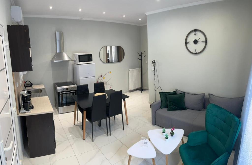 una sala de estar con un sofá y una mesa en Christina Apartments, en Keramotí