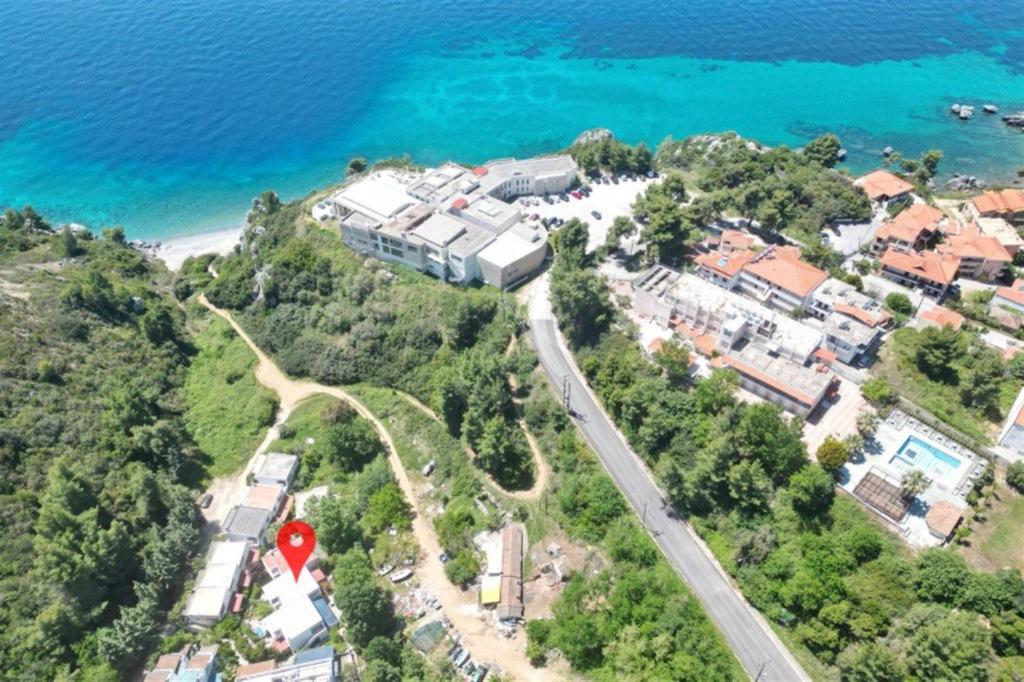 - une vue aérienne sur une maison située sur une colline à côté de l'océan dans l'établissement Feni Traditional House Loutra 2 bedrooms 6 guests, à Agia Paraskevi