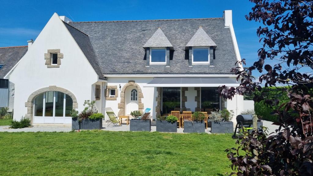 une maison blanche avec un toit gris dans l'établissement Maison Golfe du Morbihan - Vue Mer - Plage à 600m - 6 Chambres, à Séné