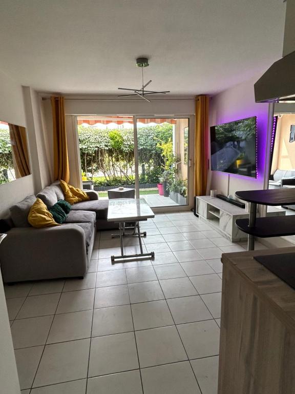 un salon avec un canapé et une table dans l'établissement 2pieces vue lac, au Cannet