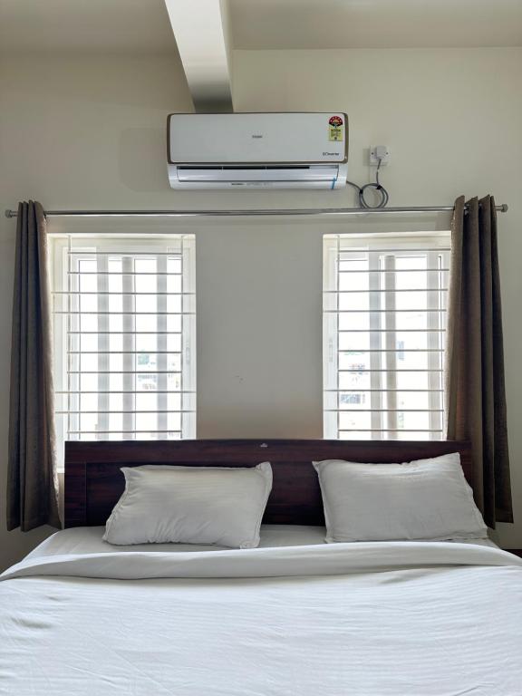 - une chambre avec un lit et la climatisation dans l'établissement SanTrupthi A Stay at Home, à Chikmagalur