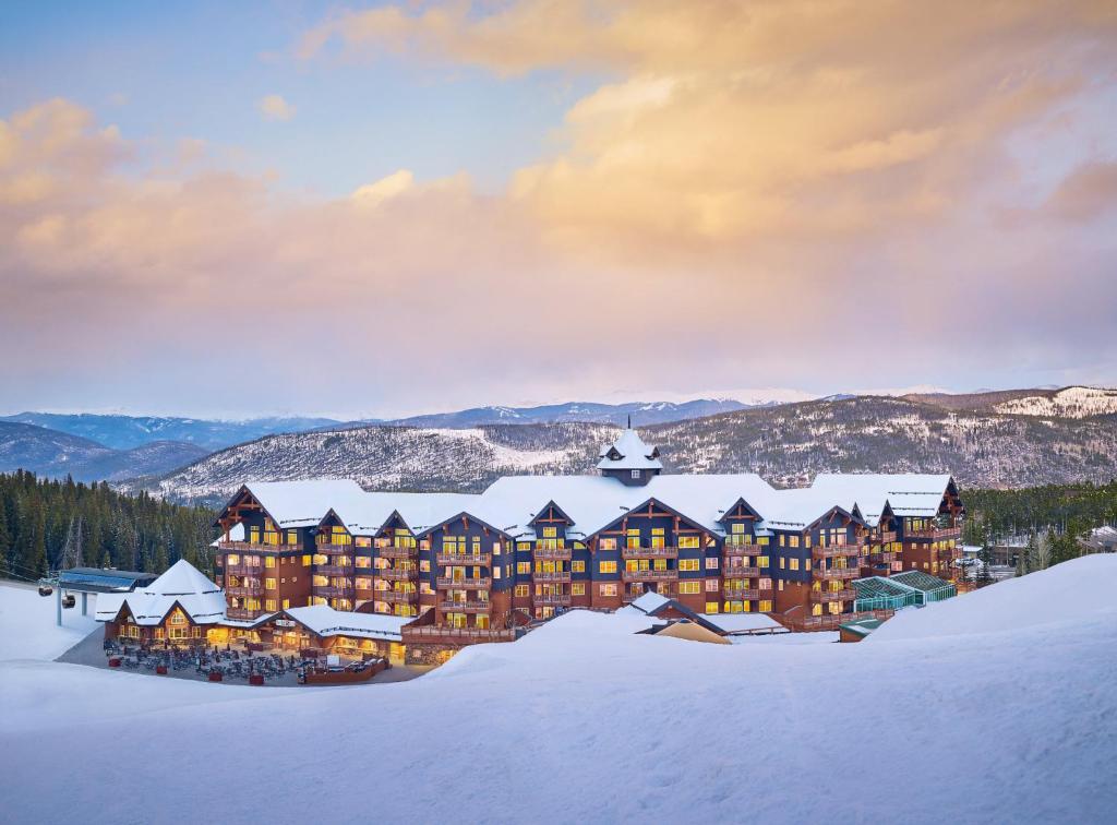un hotel nella neve con tetti coperti di neve di One Ski Hill, A RockResort a Breckenridge
