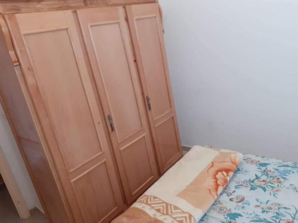Hay Salam agadir only for family في أغادير: غرفة نوم بها دواليب خشبية وسرير