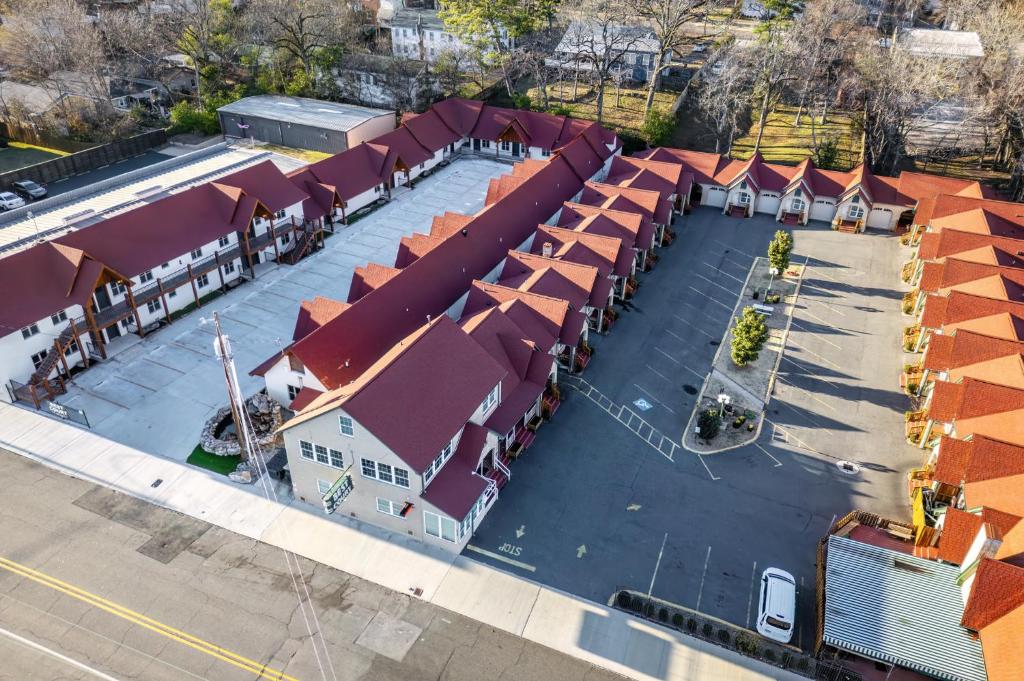 widok na budynek z czerwonymi dachami w obiekcie Best Court w mieście Hot Springs