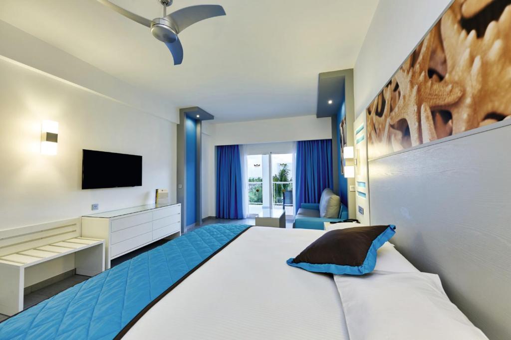 Una televisión o centro de entretenimiento en Riu Dunamar - All Inclusive