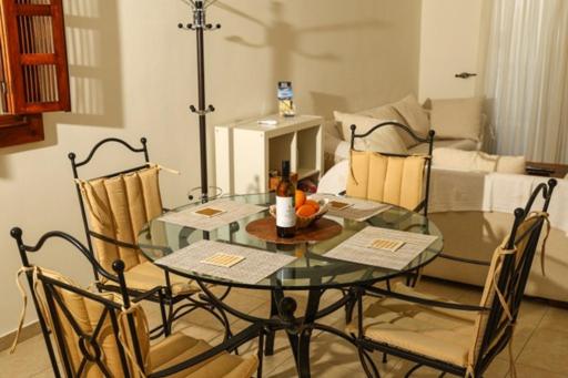 una mesa de cristal y sillas en la sala de estar. en Sunset Green 01 en Pafos