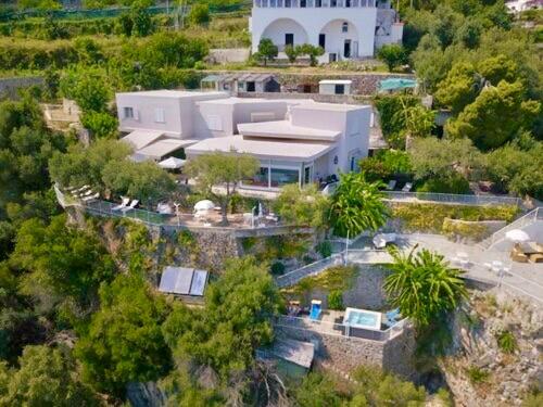 vista aerea di una casa con piscina di Villa Santa Maria - Luxury Sea View Rooms ad Amalfi