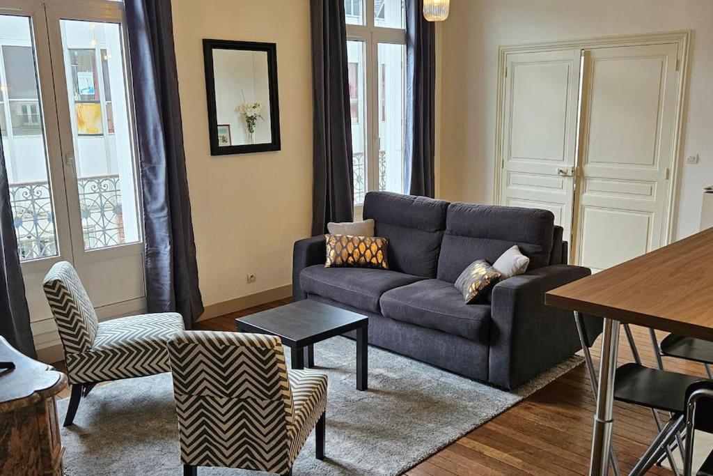 un salon avec un canapé et une table dans l'établissement Un séjour à Tours centre place des Halles, à Tours