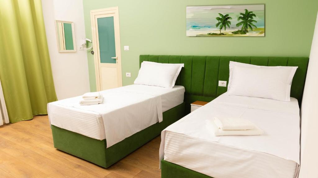 Un pat sau paturi într-o cameră la Hotel Vila MAX