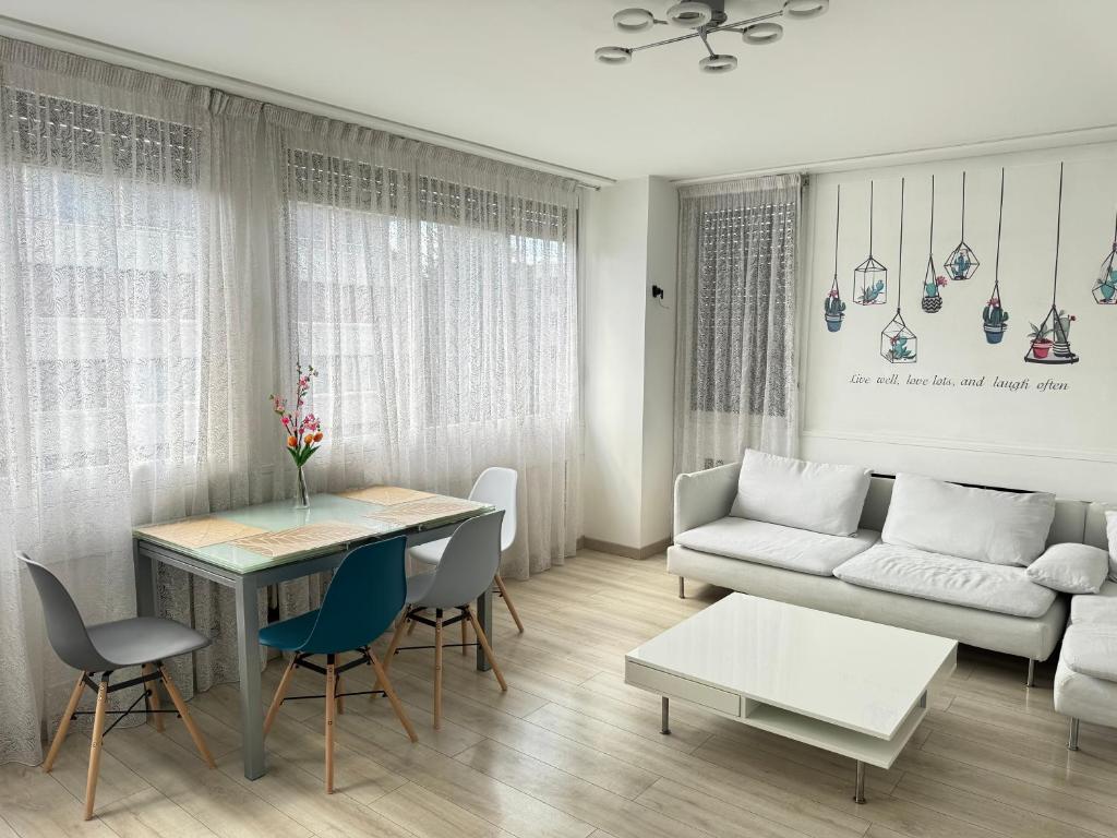 un salon avec un canapé et une table dans l'établissement Ananas Souriant, nearby Paris,Disneyland,Outlet, à Fontenay-sous-Bois