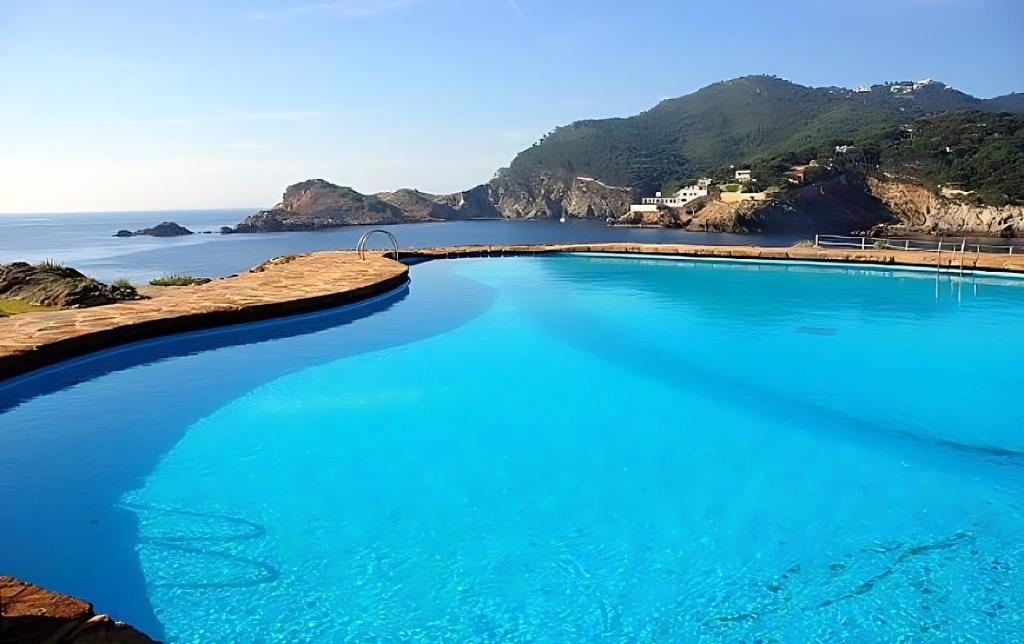 a swimming pool with a view of the ocean at Cap Sa Sal - Apartamento Vistamar in Begur