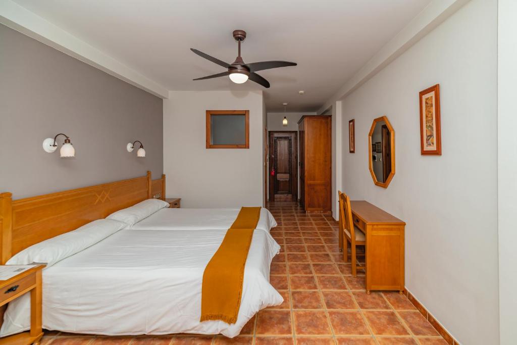 Postel nebo postele na pokoji v ubytování Hotel La Fragua II