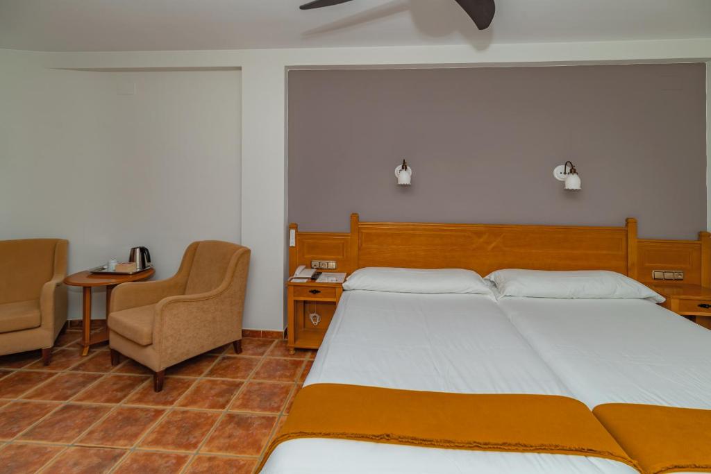 Postel nebo postele na pokoji v ubytování Hotel La Fragua II