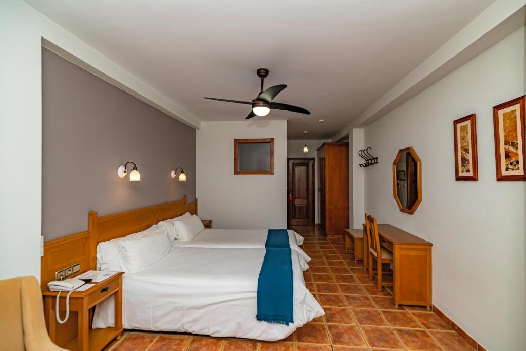 Postel nebo postele na pokoji v ubytování Hotel La Fragua II