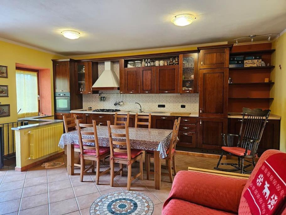 La casa rossa nel Monferrato a Moncucco Torinese - Casa De Dos Dormitorios