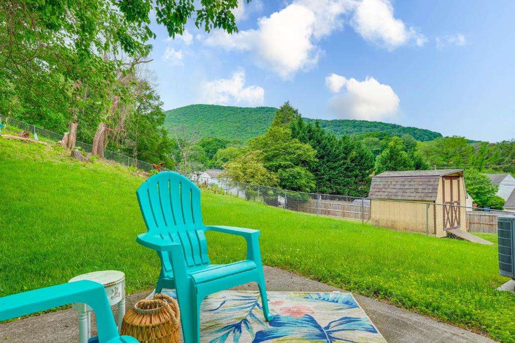 una silla azul sentada en una alfombra en el césped en Roanoke Mountain Home 4 Mi to Blue Ridge Parkway! en Roanoke