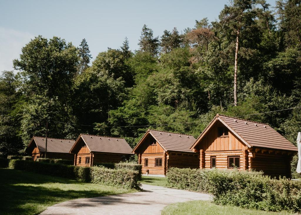 BoroticeにあるRelax S-L-A-P-Y Resort - Mlýn v zátoceの森の木造小屋群