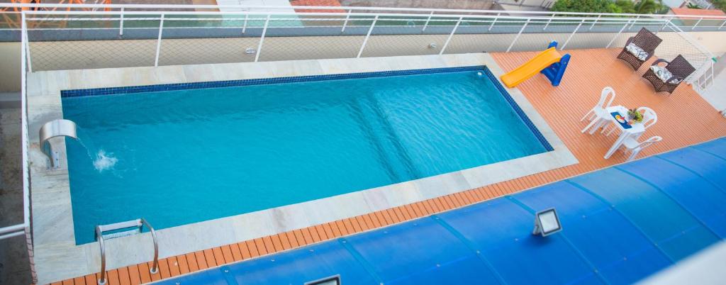 uma vista superior de uma piscina num navio de cruzeiro em Hotel Ilha Costeira em São Luís