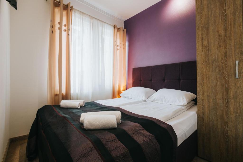 ein Schlafzimmer mit einem großen Bett mit zwei Handtüchern darauf in der Unterkunft Hotel Old Town Residence in Sarajevo