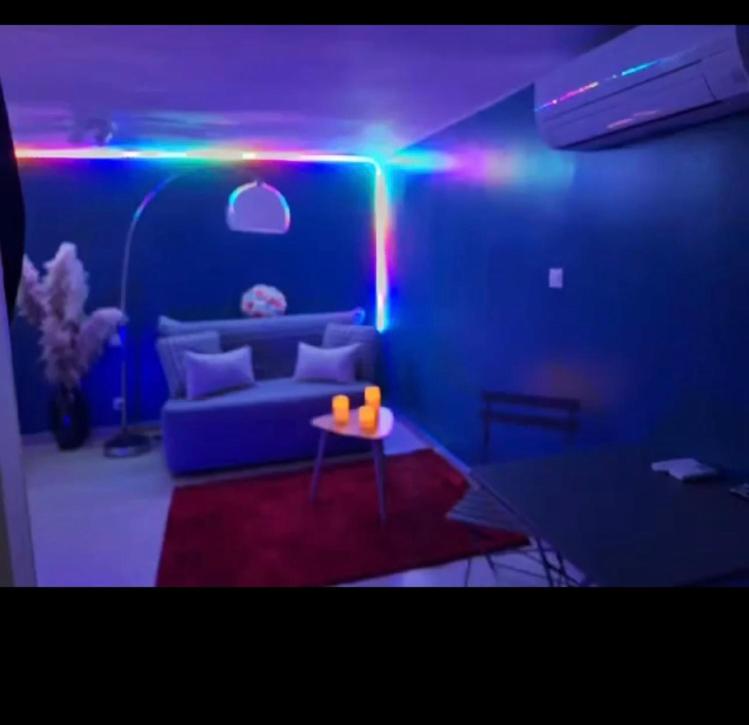 - un salon avec un canapé bleu et une table avec des bougies dans l'établissement LE CUPIDON, à Montmeyan