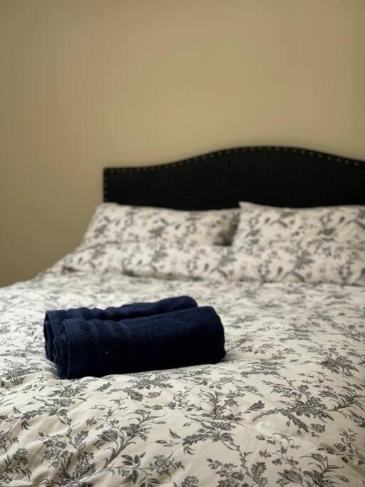 Una toalla azul sentada encima de una cama en Modern 4Bed home in Downtown Wpg, en Winnipeg