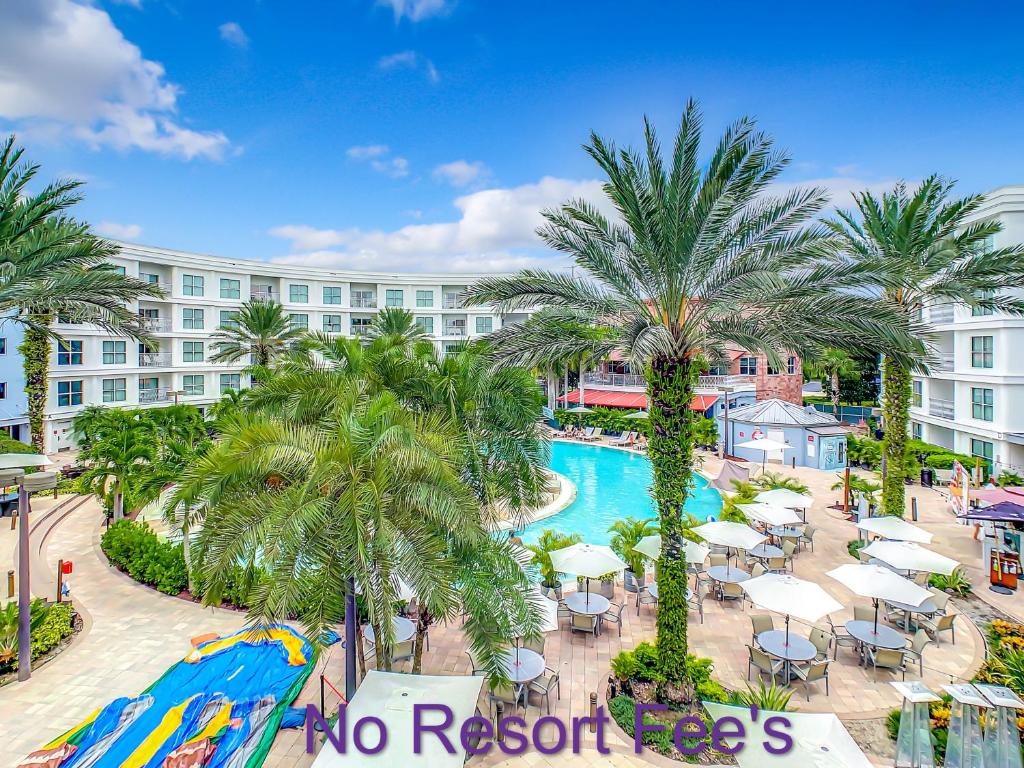 una vista aérea de un complejo con piscina y palmeras en Pet friendly in Orlando area near Disney and ESPN Center en Orlando
