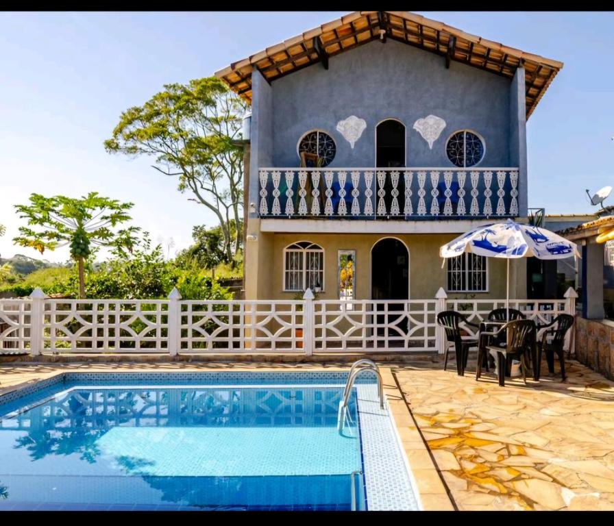 サクアレマにあるLugar de Ser Feliz Casa da Jôのプールと家のあるヴィラ