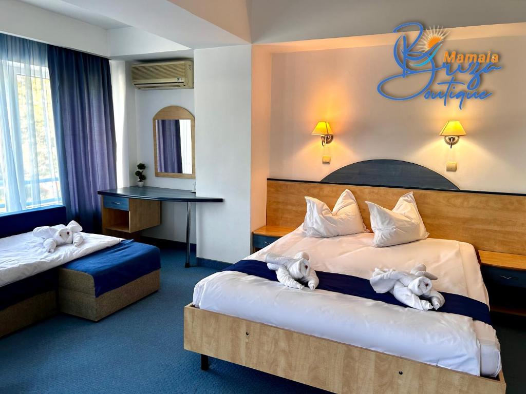 una habitación de hotel con dos camas con animales de peluche. en BRIZA Boutique Hotel Mamaia, en Mamaia