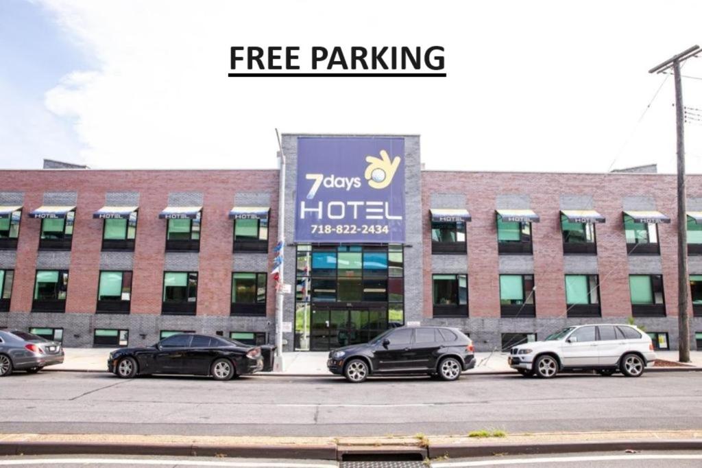 parking z samochodami zaparkowanymi przed budynkiem w obiekcie 7 Days Hotel w mieście Bronx
