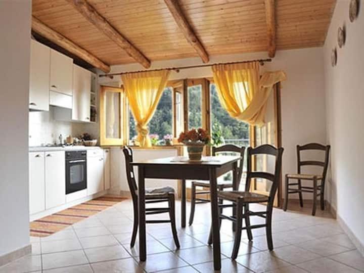a kitchen and dining room with a table and chairs at Case Vacanze Dalisa Castagno Con Parcheggio in Tramonti