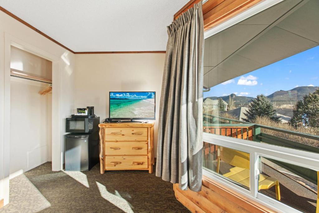 TV a/nebo společenská místnost v ubytování Discovery Lodge