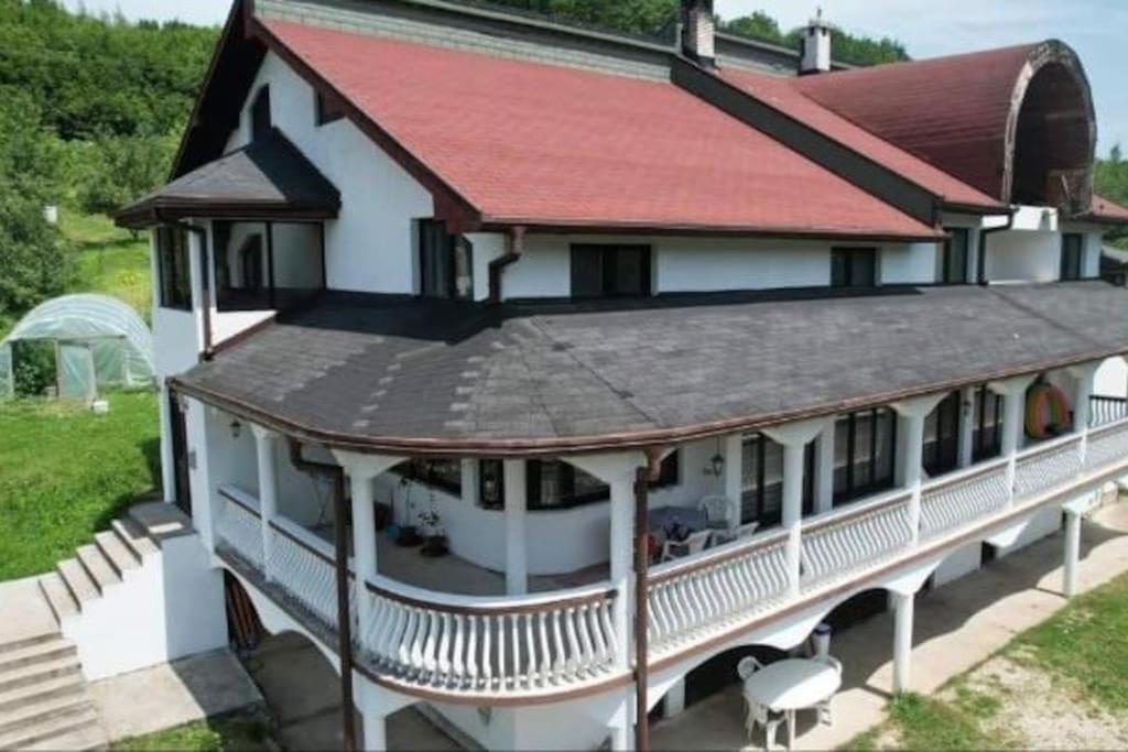 BusovačaにあるPrirodna Oaza Vila blizu Vlasica i Sarajevaの赤い屋根の家屋