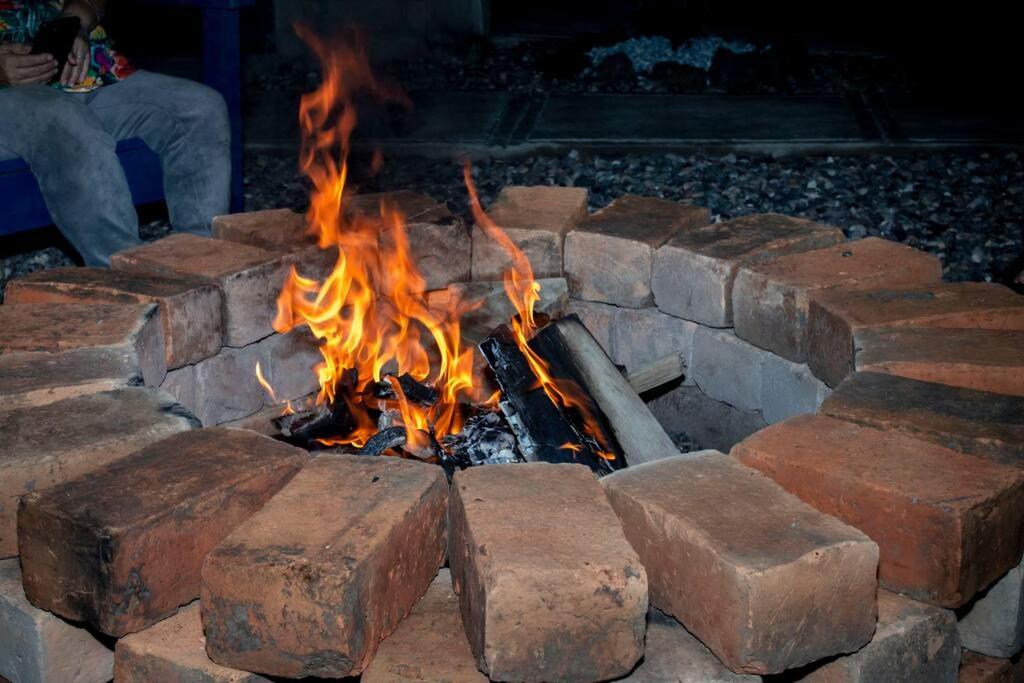 una hoguera con ladrillos en ella con llamas en Cabaña Campestre Privada Tinita´s Chalet en Taulabé