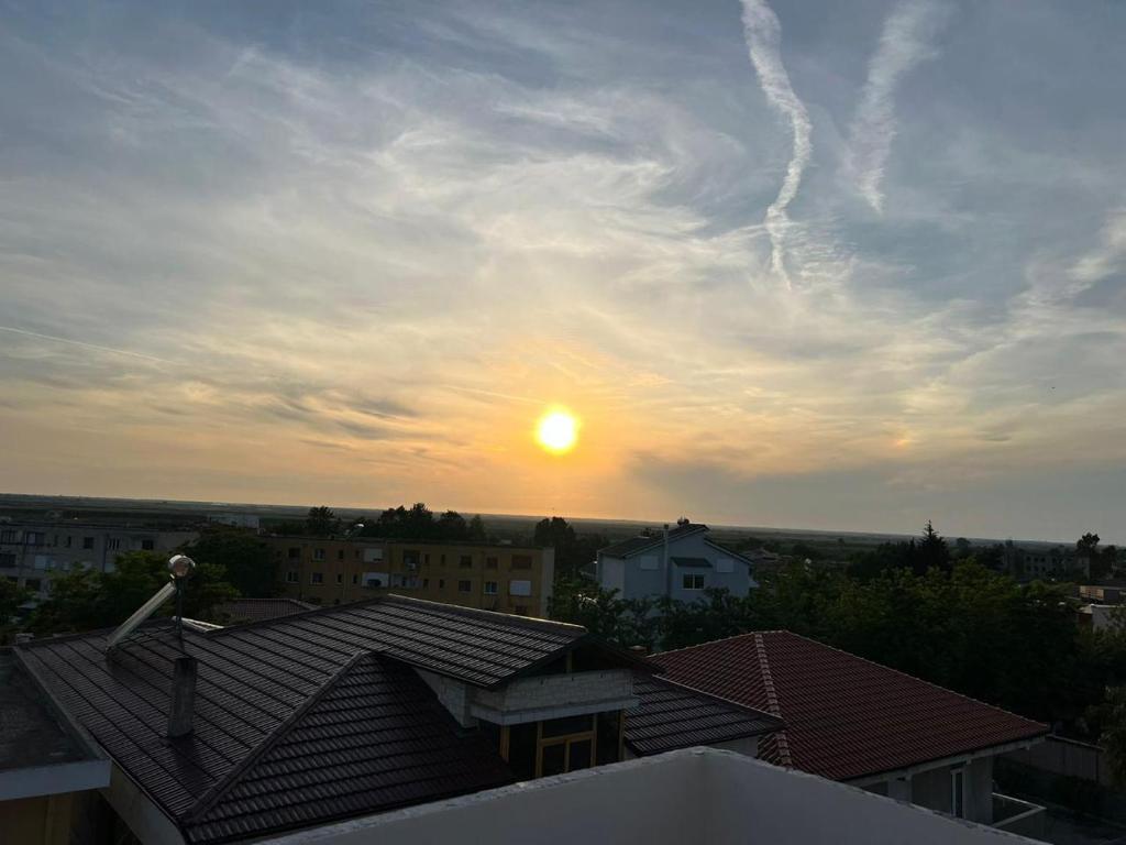 Východ nebo západ slunce při pohledu z hotelu nebo okolí
