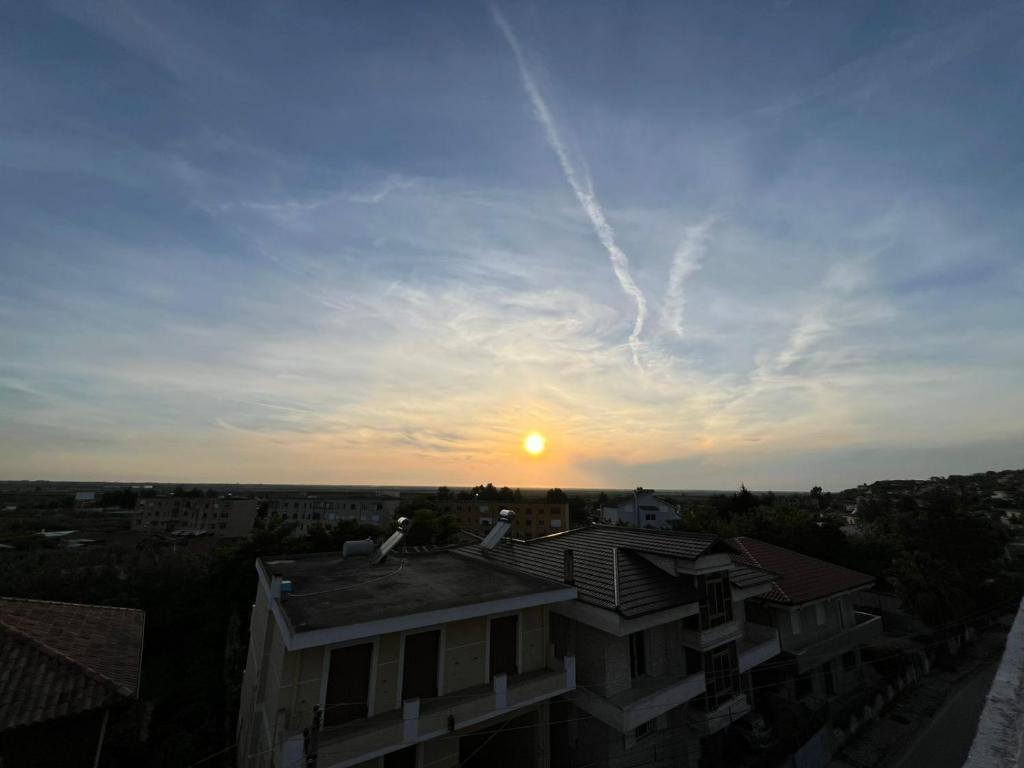 Východ nebo západ slunce při pohledu z hotelu nebo okolí