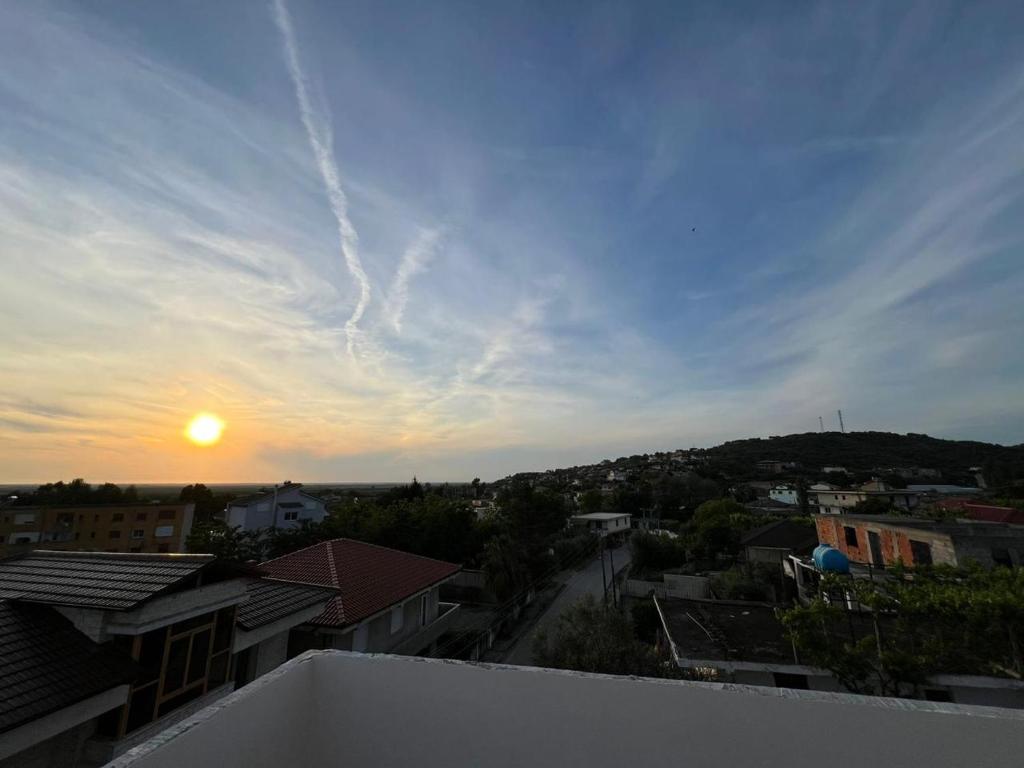 Východ nebo západ slunce při pohledu z hotelu nebo okolí