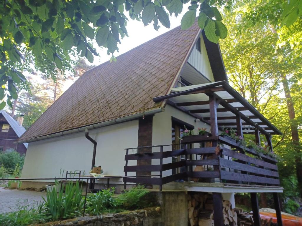 Margecany的住宿－Chata Ružín-Rolova Huta，白色的小建筑,带有棕色的屋顶