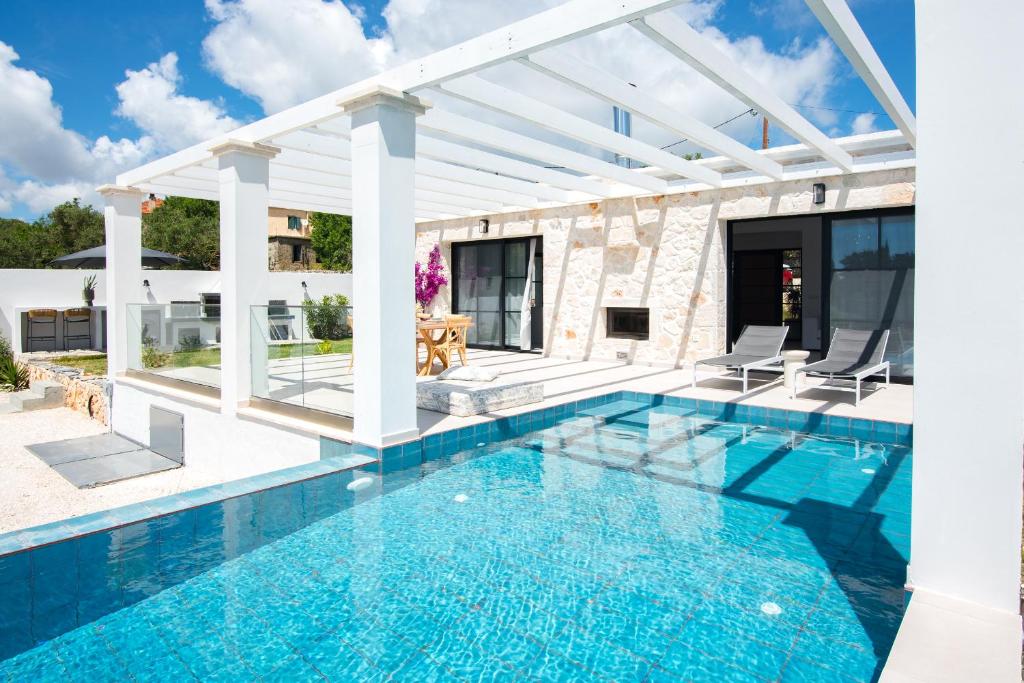 Agios Leon的住宿－LUZ BLANCA，一个带凉棚和游泳池的游泳池