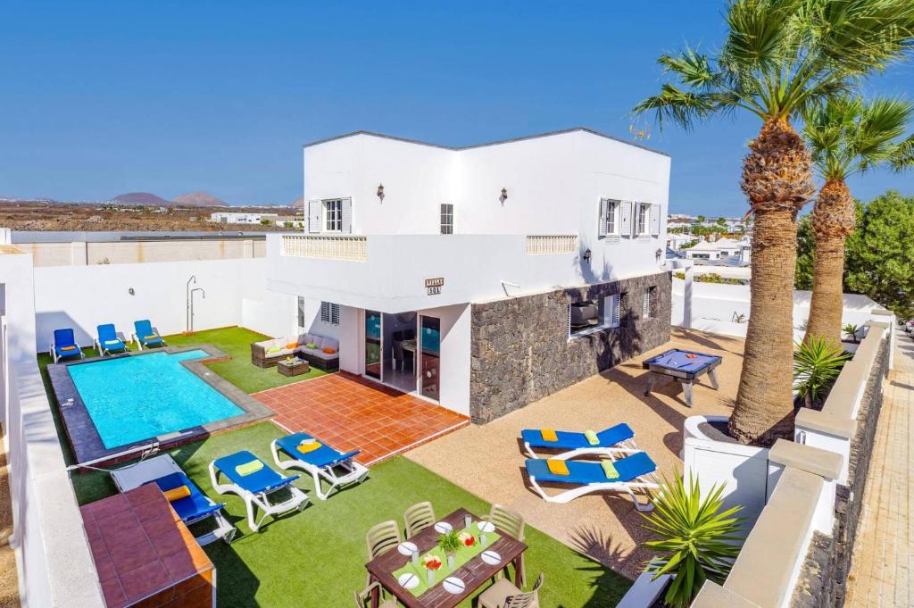Bazén v ubytování Villa Sol Lanzarote by Villa Plus nebo v jeho okolí