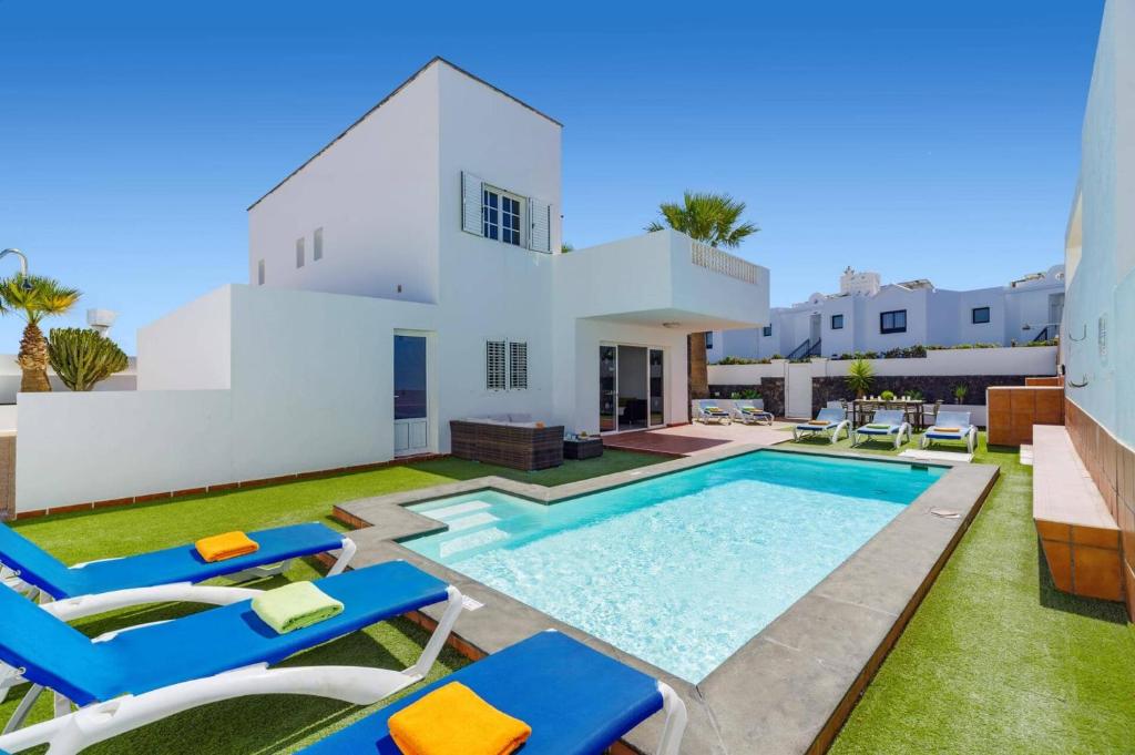 Bazén v ubytování Villa Sol Lanzarote by Villa Plus nebo v jeho okolí