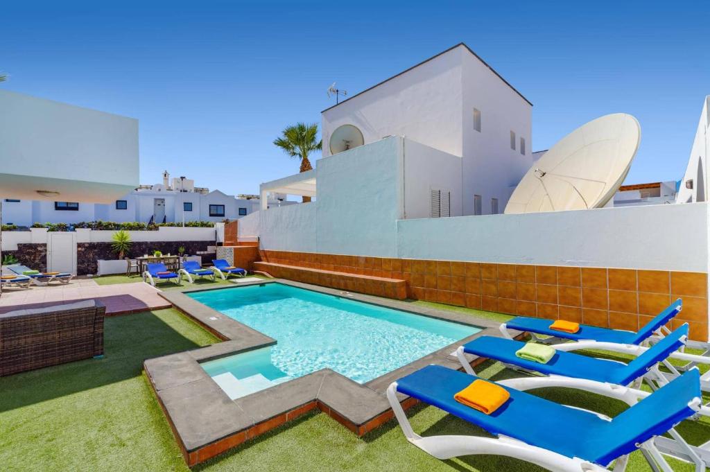 Bazén v ubytování Villa Sol Lanzarote by Villa Plus nebo v jeho okolí