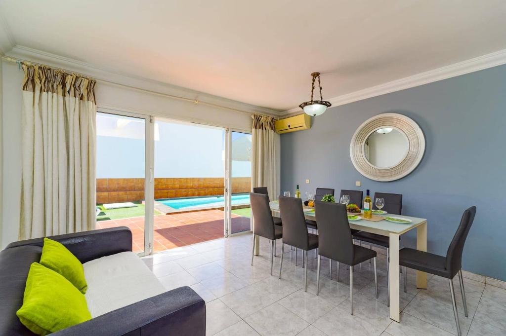 Bazén v ubytování Villa Sol Lanzarote by Villa Plus nebo v jeho okolí