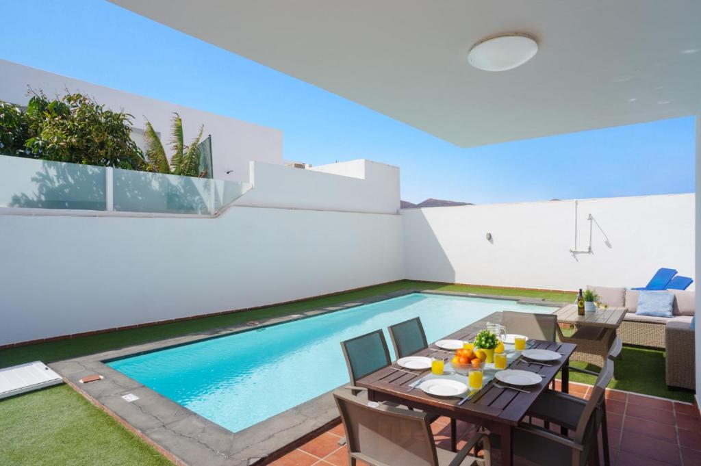Bazén v ubytovaní Villa Luz Lanzarote by Villa Plus alebo v jeho blízkosti